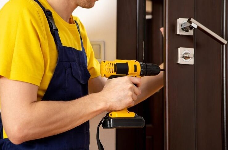 locksmith installing door lock